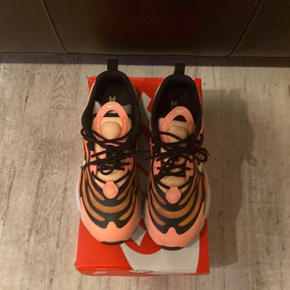 - Air Max exosense  size 9 GC. like new in box